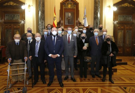O Concello e a Sociedade Filatélica da Coruña renden homenaxe aos seus socios máis lonxevos